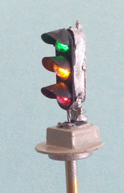 2 x Green/Red 00g Dwarf Signals led made 12 volt 
